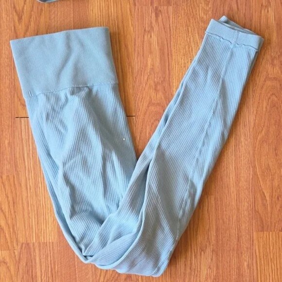 Workout Set 2 PC Crop Top and Leggings Baby Blue Size S - Picture 3 of 3